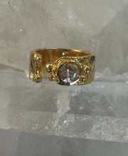 Load image into Gallery viewer, CLASSY RING